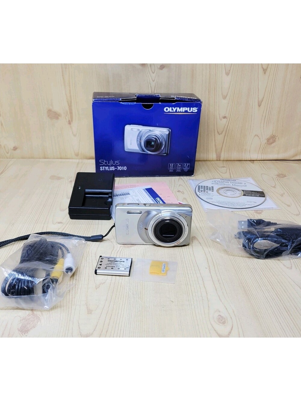 Olympus Stylus 7010 12.0MP Silver Digital Camera with Charger NO SD CARD WORKS!